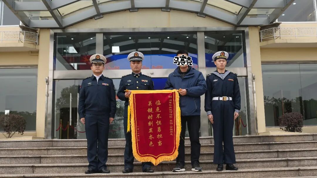 护航回来，他跳入大海，救起一名落水群众