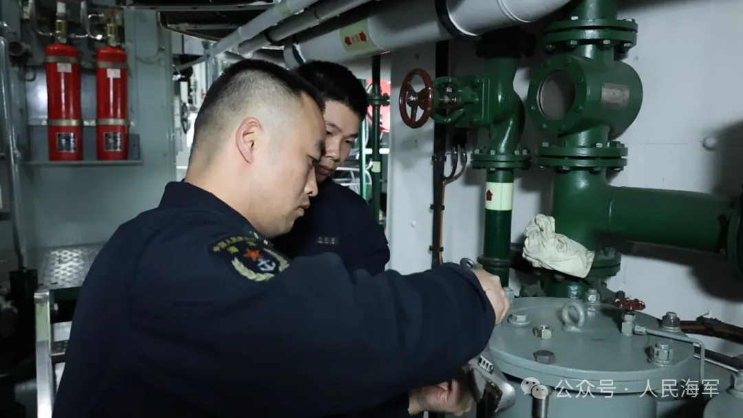 ▲何海阳（左一）和战友一起检查装备 