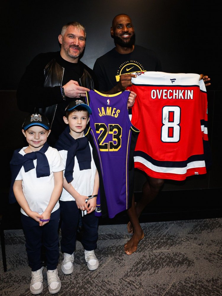 NHL华盛顿首都人队官方晒出奥维契金与詹姆斯赛后交换球衣片段