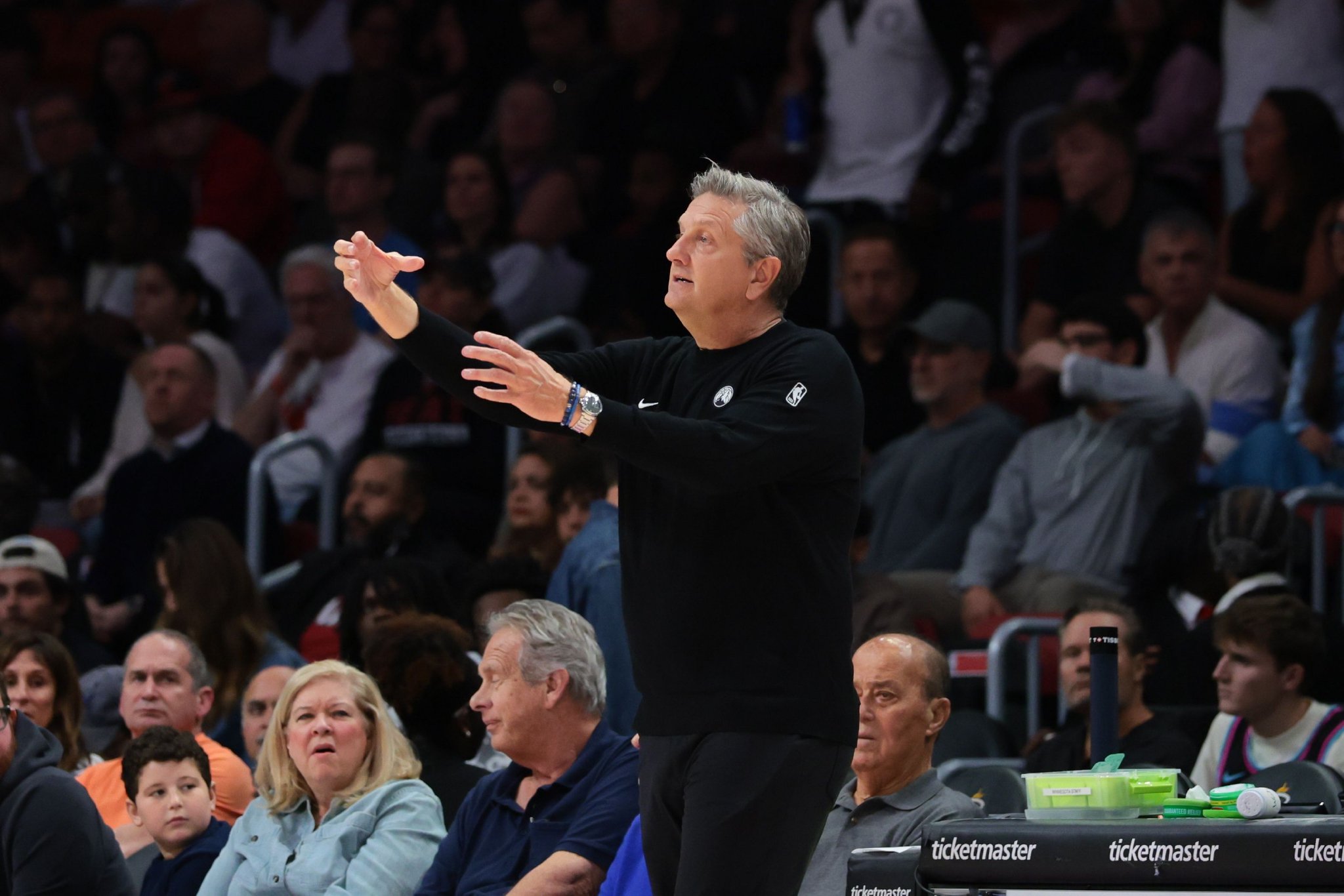 芬奇：我们得更多地展现出色的防守 而不是只面对强队时才做到