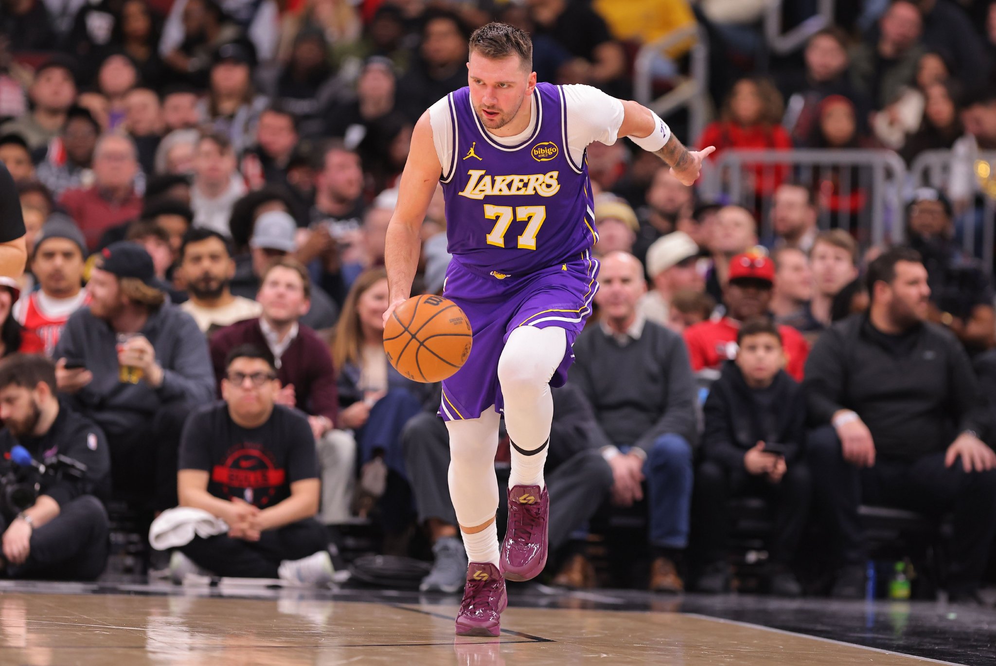 纯纯虐菜局！东契奇砍下37分11篮板13助攻 三节打卡很轻松！