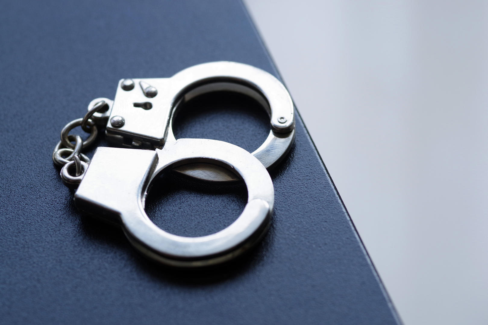 非法获取、出售数万条快递单号信息，一快递员因侵犯公民个人信息罪获刑