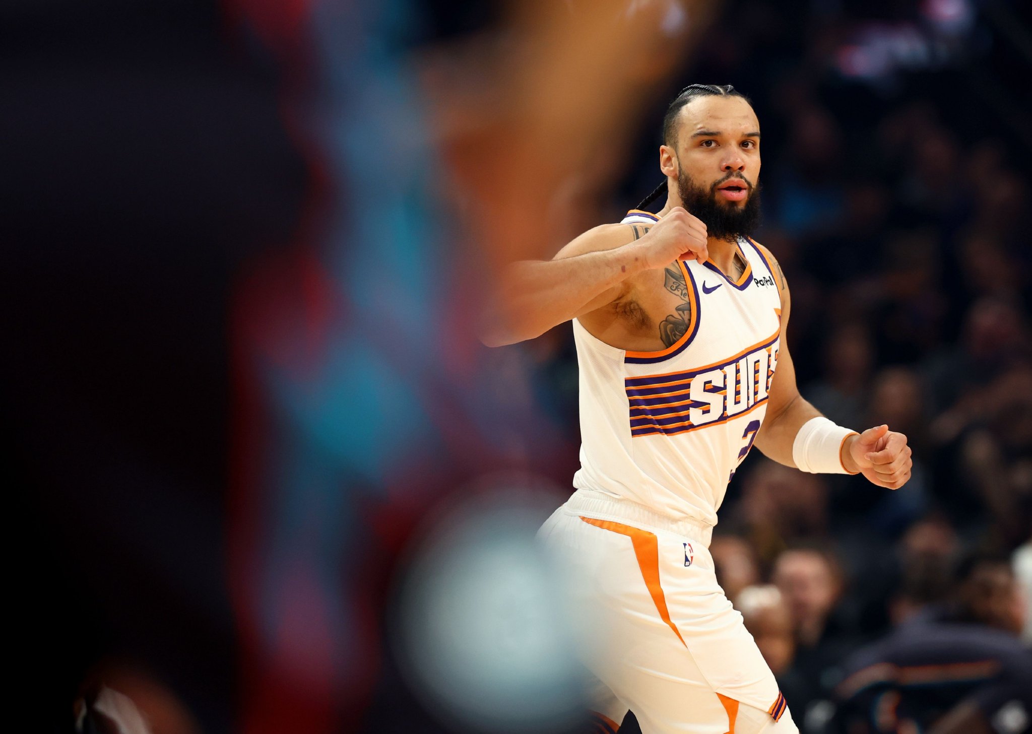 解说：现在看狄龙像看CBA外援 控投一般 但靠身体和自信扛起球权