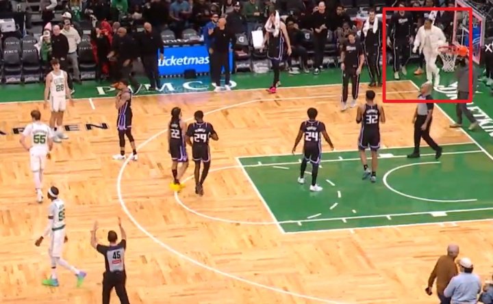 威少不满布歇投篮！后者解释：两月没上场了！前者鼓励后友好散场