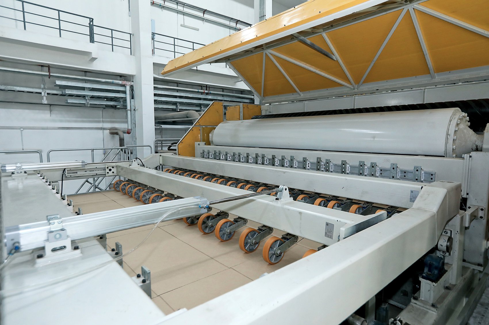 环龙新材料浆板车间智能化生产线。（受访者供图）