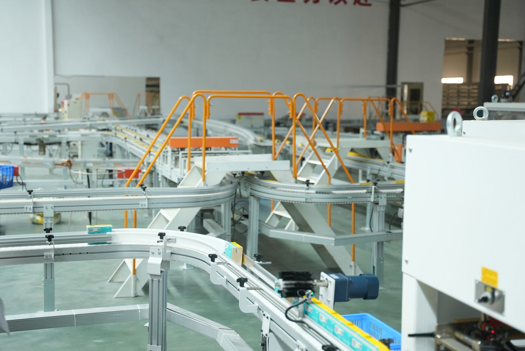 环龙新材料成品车间智能化生产线。（受访者供图）