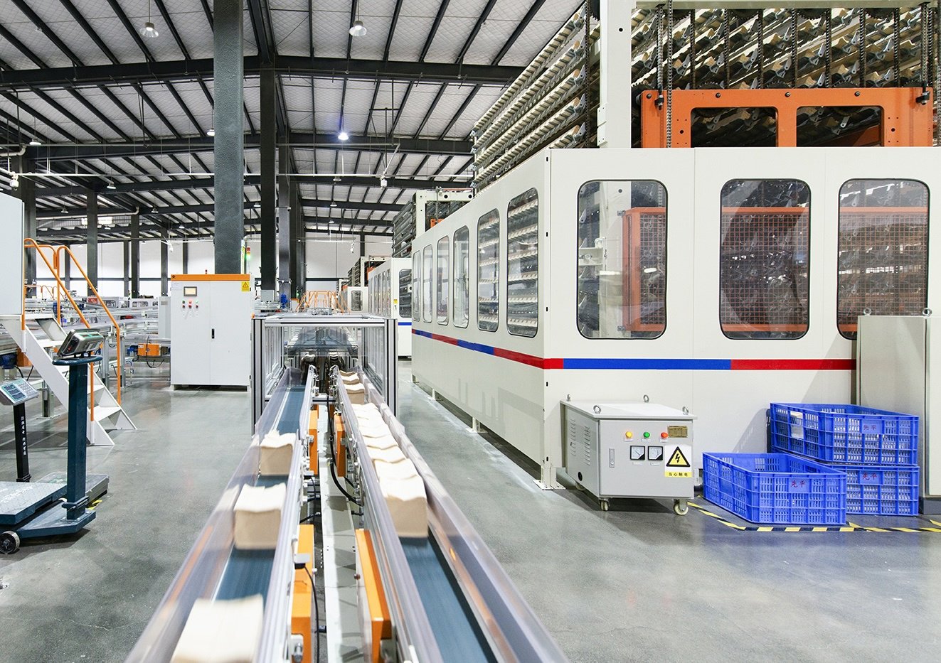 环龙新材料成品车间智能化生产线。（受访者供图）