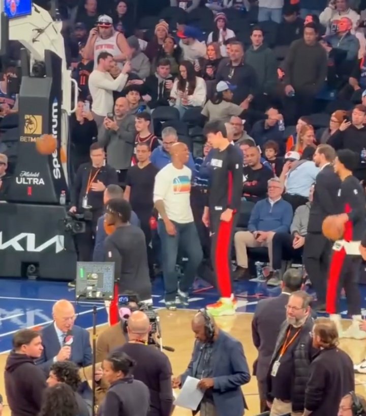 老熟人！杨瀚森赛前热身看到了马布里 两人大笑着沟通  聊了很久