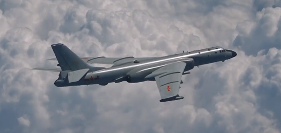 轰-6K战巡黄岩岛 专家解析“空中战神”的硬核作战能力