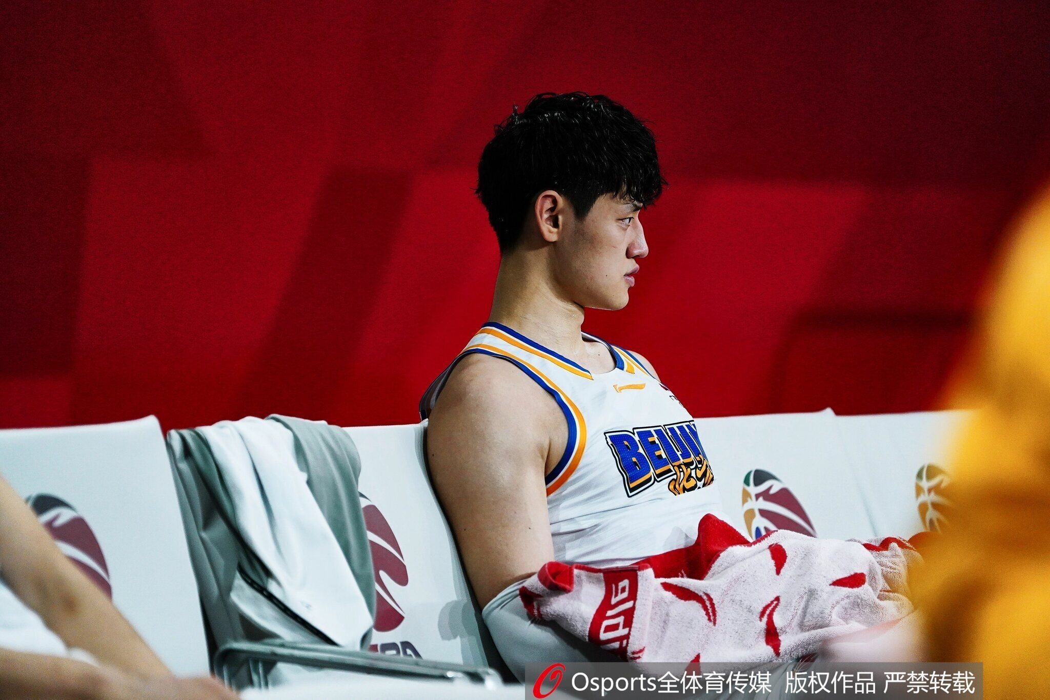 媒体人：小曾手指和腰部还在恢复 但为了球队会带伤出战