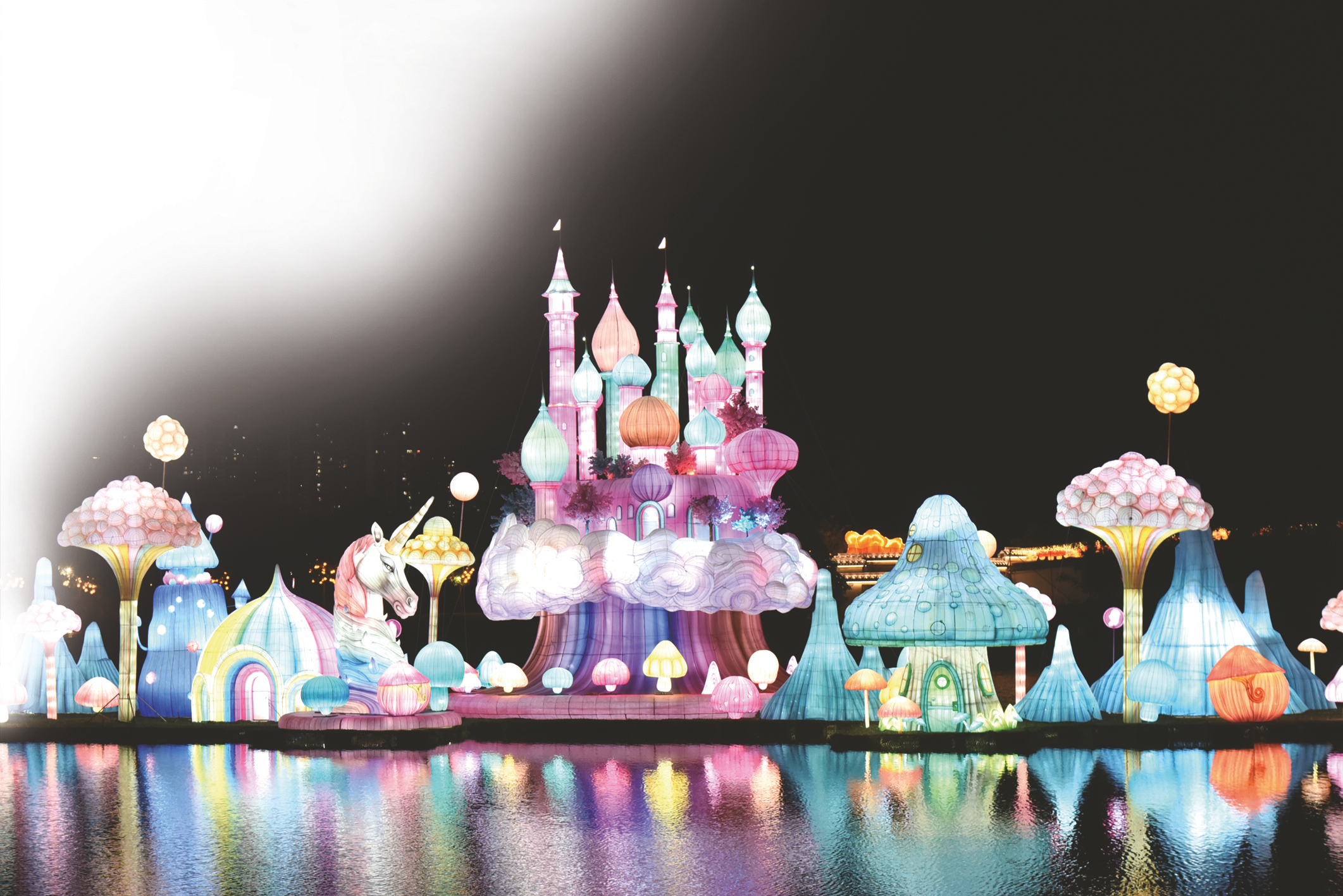     充满童话浪漫氛围的水上灯组。    （组图为本报记者刘增璇 摄）