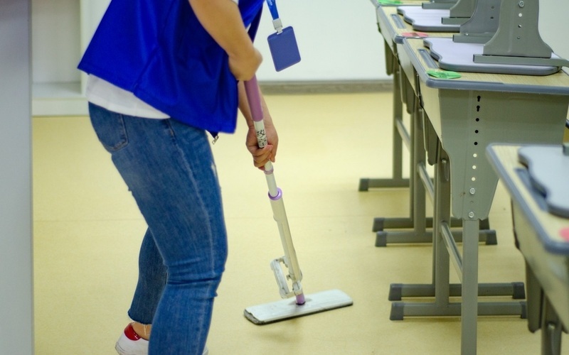 ▲资料图：小学班级家委会因“收1500元请人打扫教室”引发争议。图/IC photo