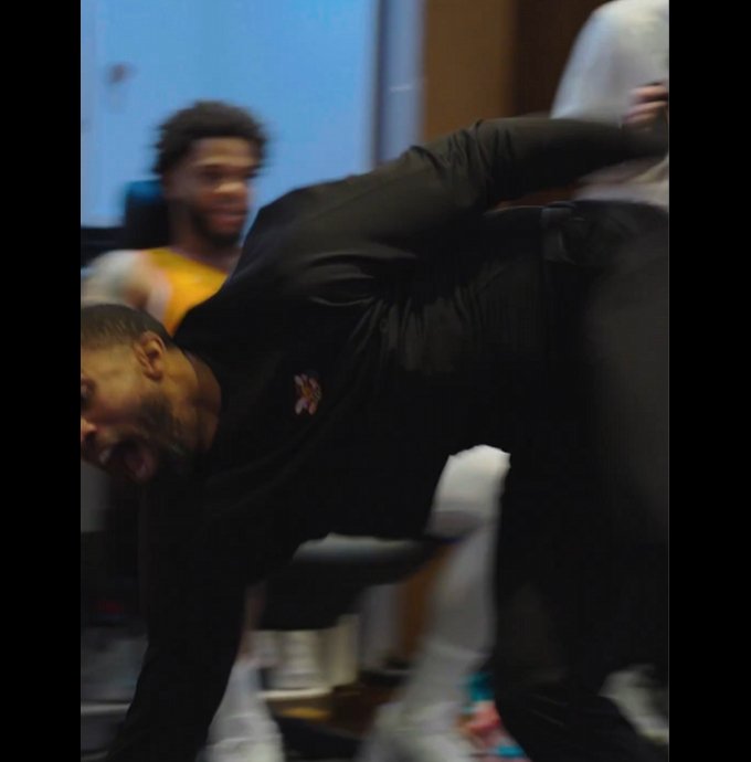 主教练更衣室都翻跟头了黄蜂赛后气氛炸裂 疯狂庆祝6连胜