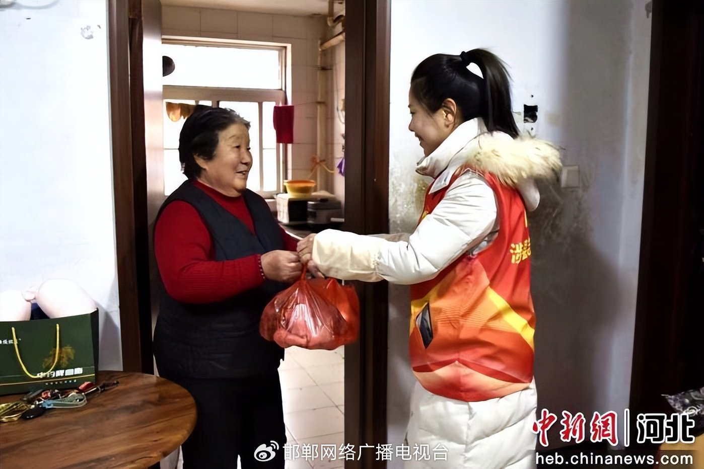 图为涉县玉带河社区“老帮老”志愿服务队为社区困难老人送上生活物资。 陈虎斌 摄