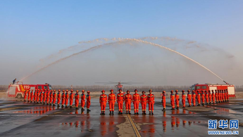 最高礼遇“水门”迎接！昆明航空救援支队启动2026年靠前驻防任务