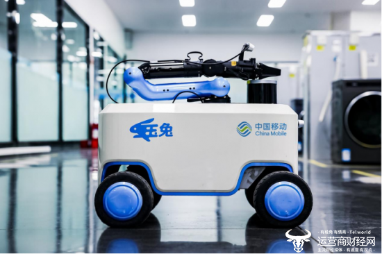 (在美的洗衣机荆州工厂，“玉兔”AI巡检机器人正在执行高效的检测工作)