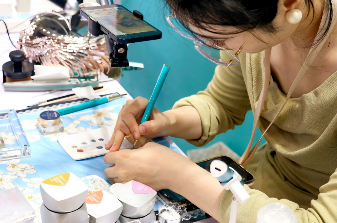 ▲员工录制甲油胶彩绘演示视频。Zoe|摄