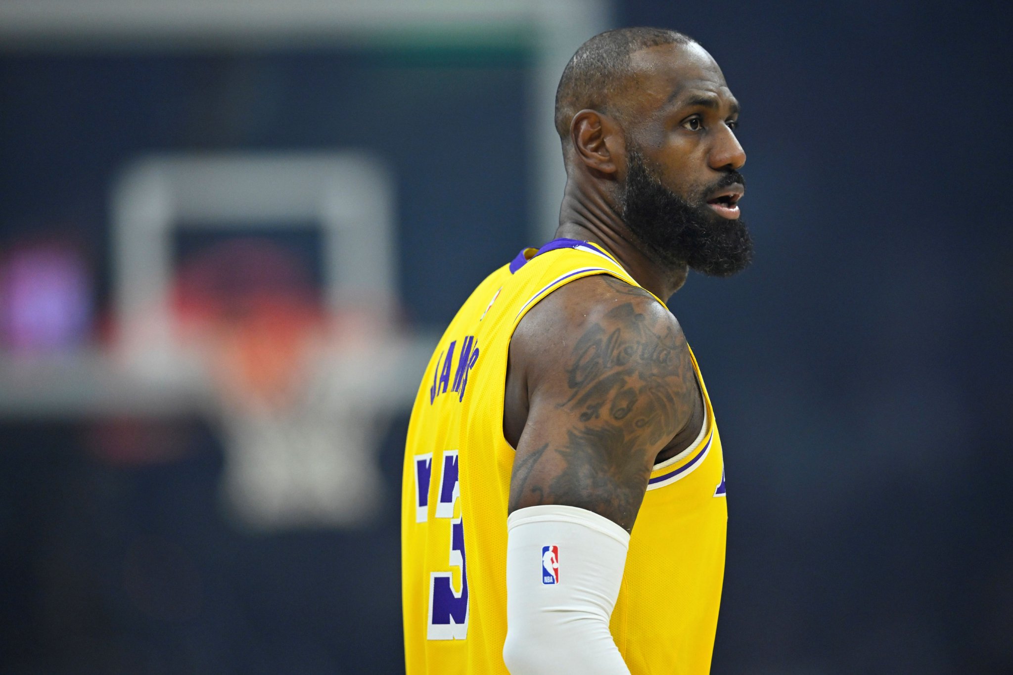 罚球4中1！詹姆斯半场6中4拿到10分4板4助 三分2中1