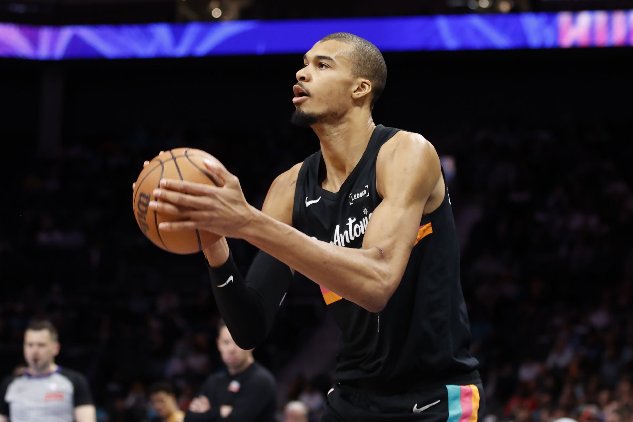 文班谈法国新生代内线涌现：或许法国队未来能同时上五位内线