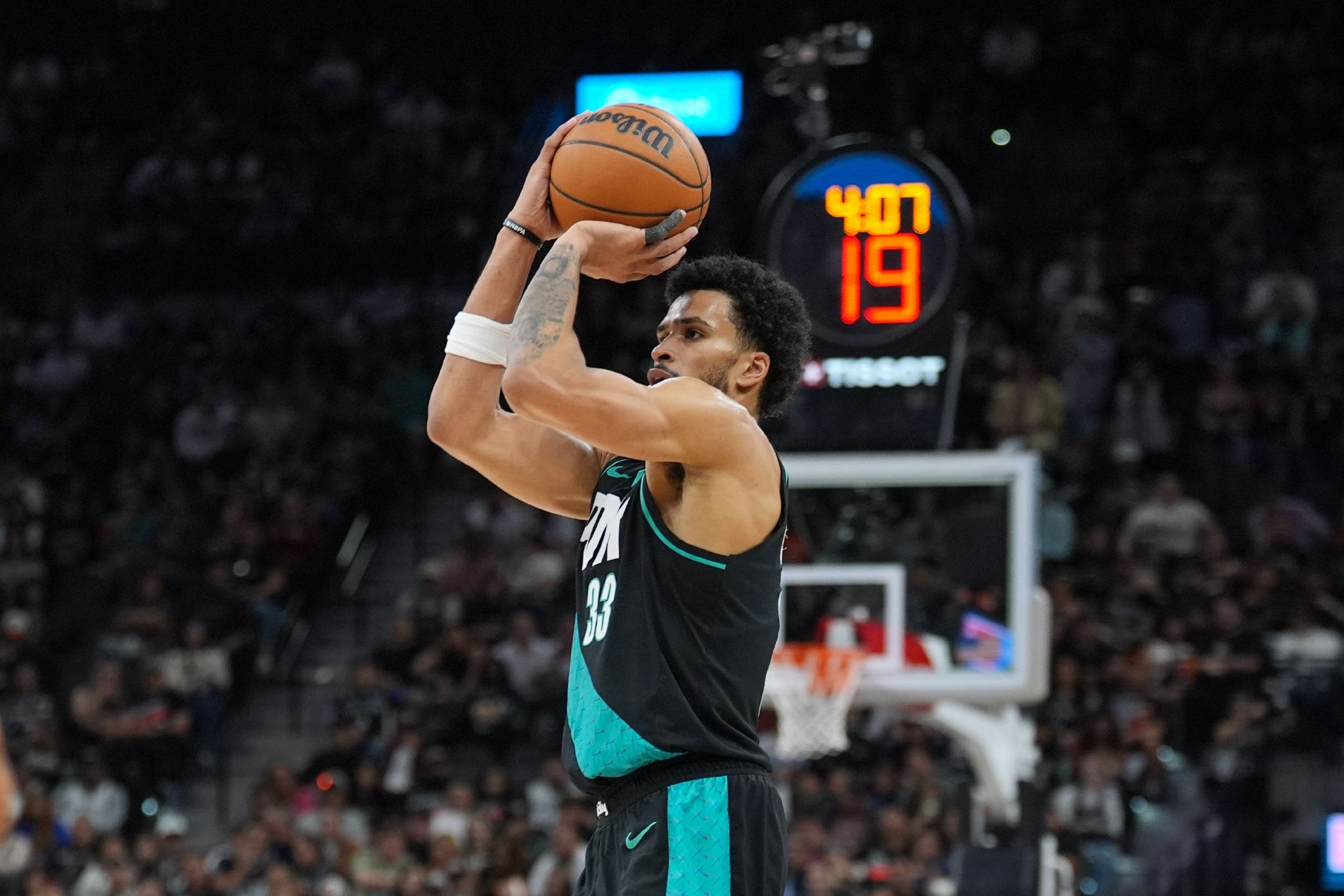 效率不高！卡马拉13中5拿到12分4板 上半场早早3犯