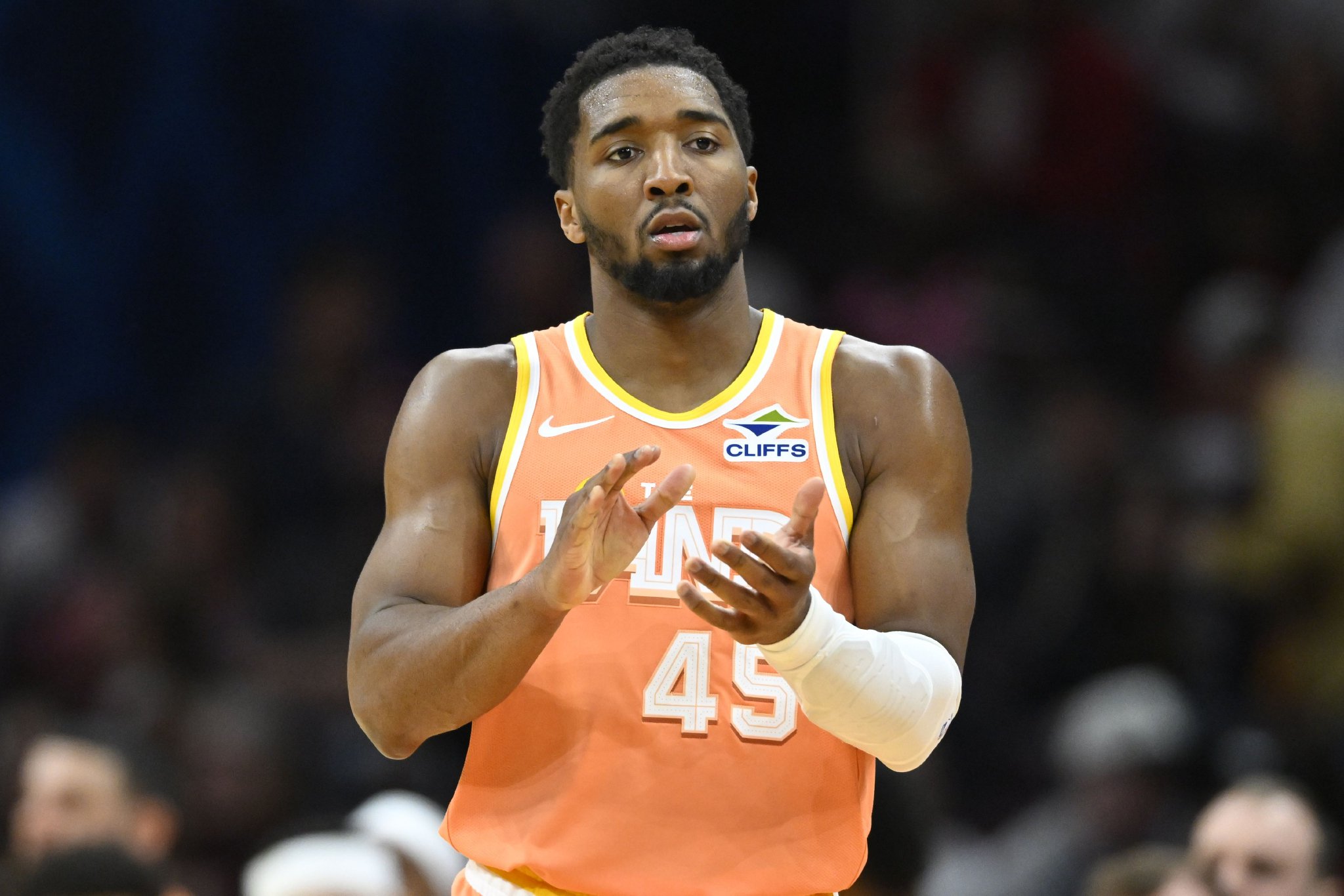 小试牛刀！米切尔15投6中得14分9助2断 9助全队最高但也有3失误