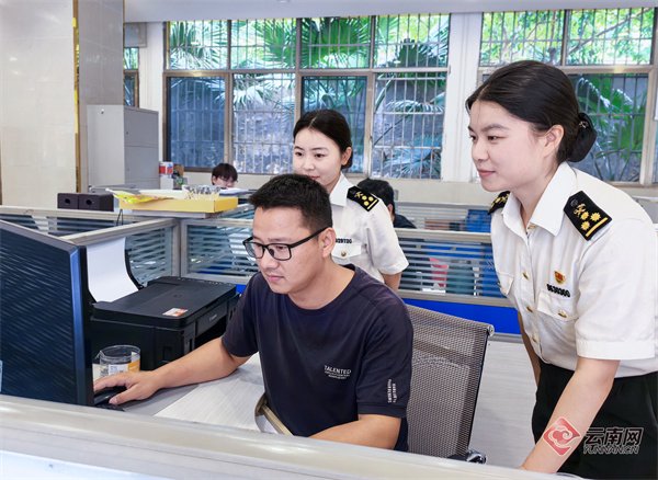 海关关员为企业办理无纸化退税进行现场辅导