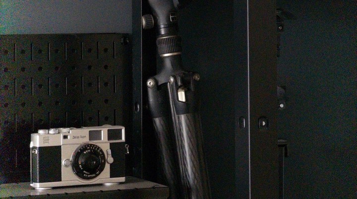 ▲ 所有以原生 RAW 格式拍摄的长焦照片，画面左侧似乎都存在这种亮带伪影