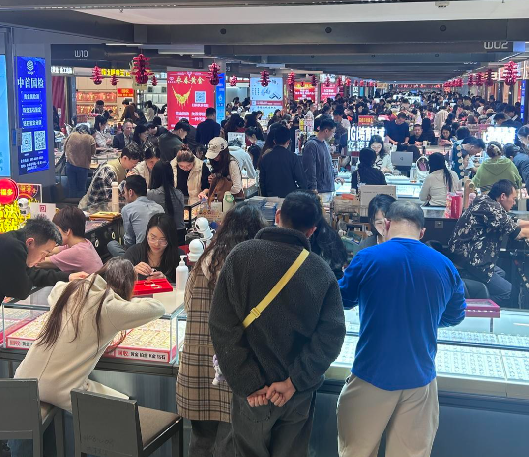 金银“大跳水”下的深圳水贝市场：有档口单日卖出超200万元金条，有商家称银条不敢收“怕砸在手里”
