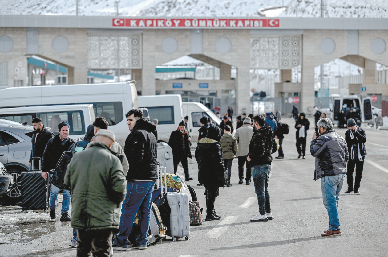 华盛顿表示正在与伊朗对话，德黑兰警告“手始终在扳机上”，美伊局势微妙