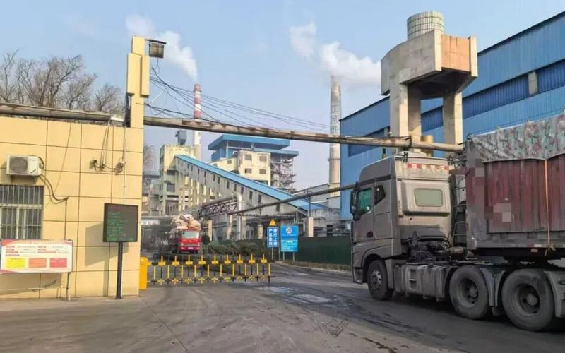 ▲1月16日，货车更换电动车头后顺利进入一造纸企业。新京报记者 李英强 摄