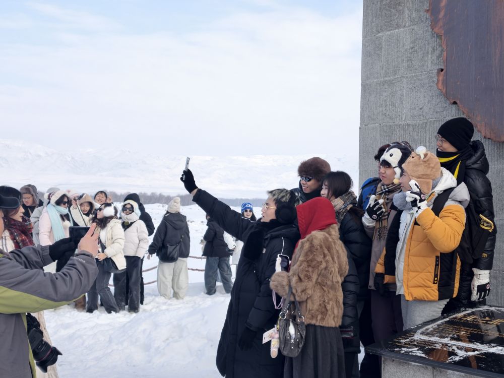 　　1月29日，台湾青年在位于新疆阿勒泰地区哈巴河县的西北之北纪念碑前合影。新华社记者 贺小童 摄