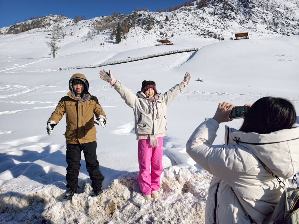 　　1月30日，台湾青年在新疆喀纳斯景区的雪地里拍照。新华社记者 贺小童 摄
