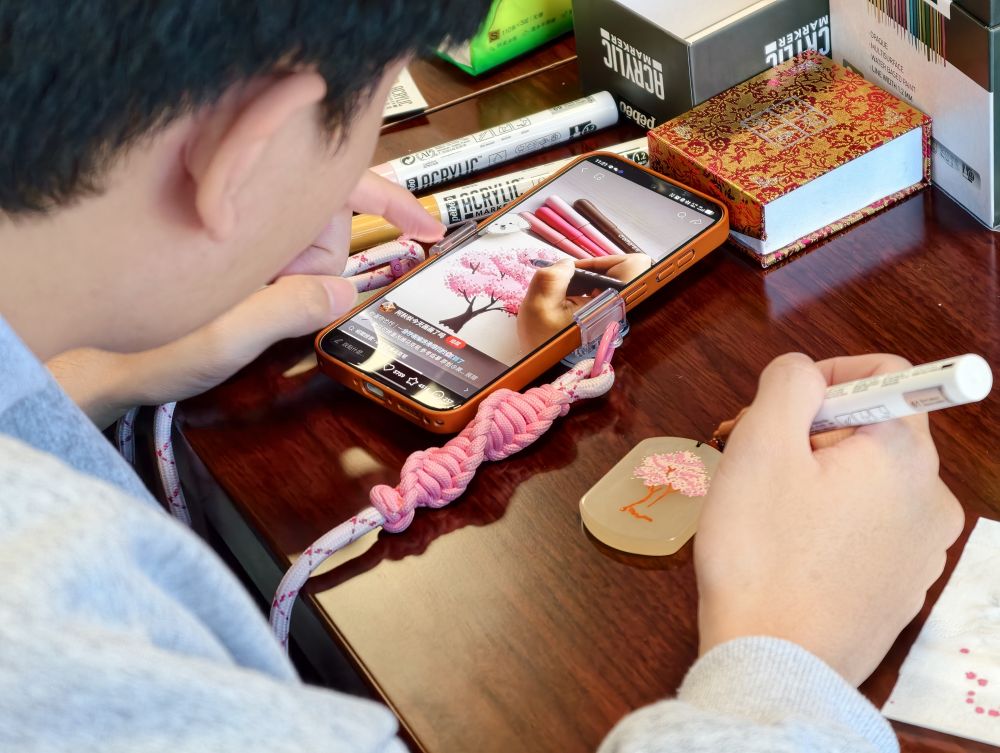 　　1月31日，台湾青年在位于新疆北屯市的北屯职业技术学校体验金丝玉手绘。新华社记者 贺小童 摄