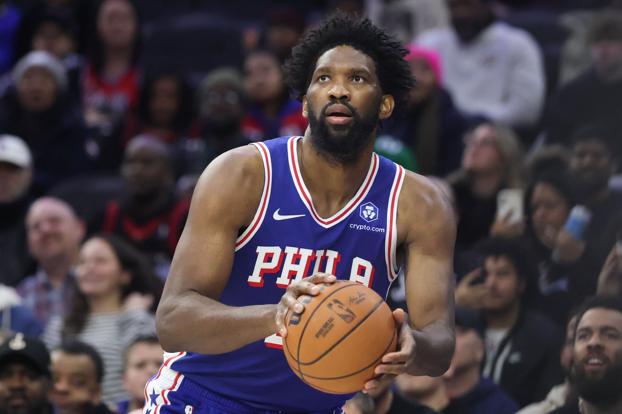 效率够低的！恩比德半场10中2拿到8分3板2助1断