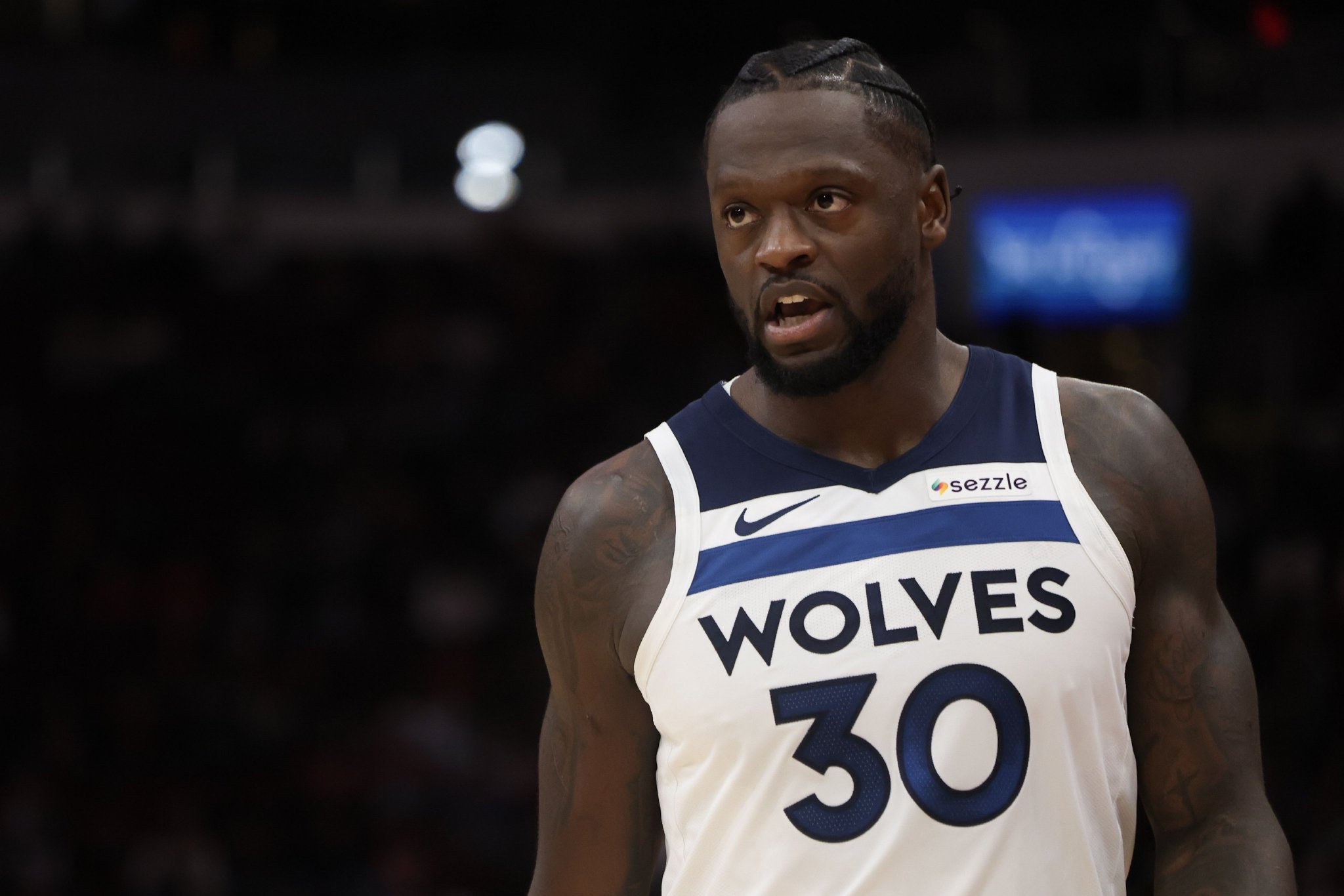 效率不高！兰德尔14中5拿到19分8板8助1帽 5次犯规