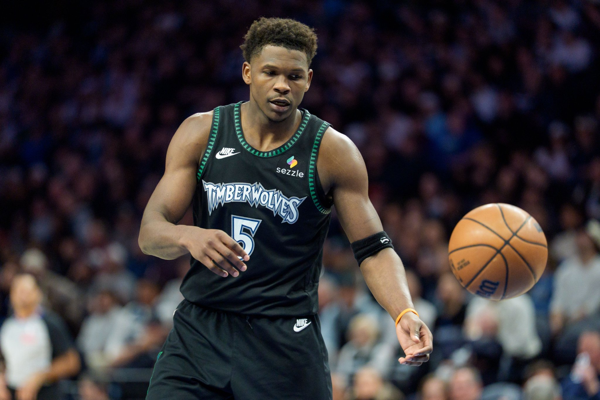 内外开花！爱德华兹半场9中6贡献15分 三分2中2