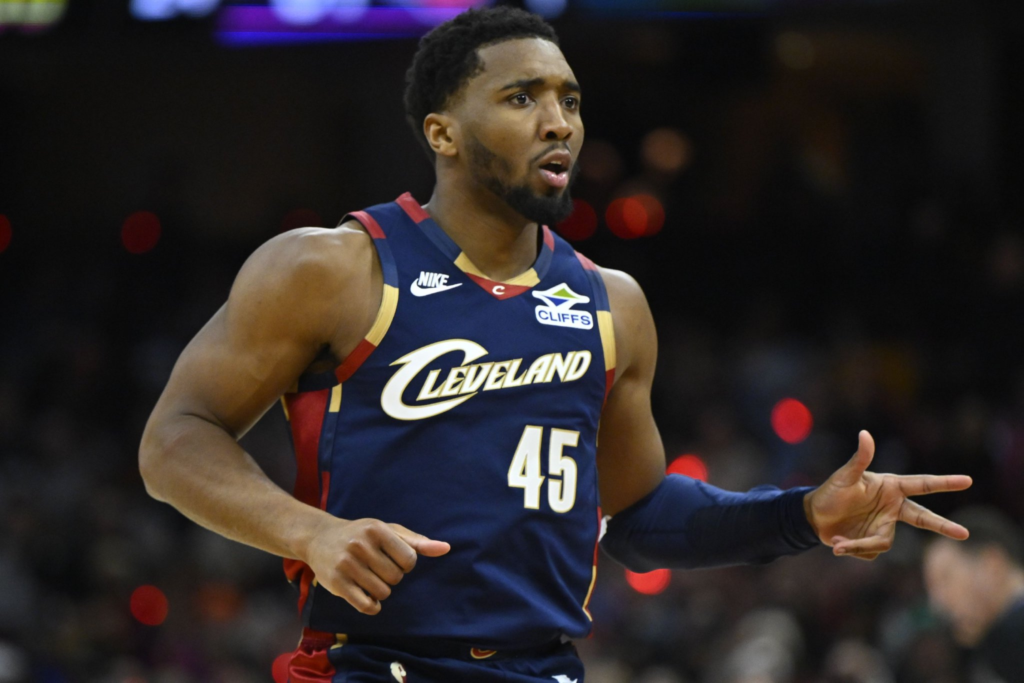 美记：骑士长远看只能送走加兰 米切尔今夏续2.73亿&衔接哈登合同