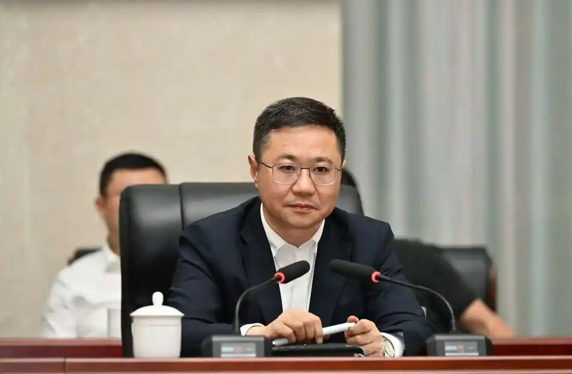 遵义市市长黄伟任上被查 16岁考上大学 几天前在参会