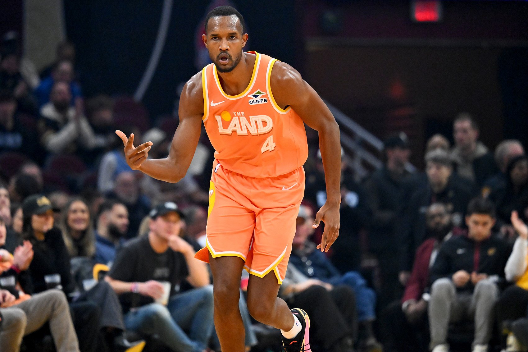 美记：部分联盟高管认为 若骑士送走球哥他们会用莫布里追逐字母