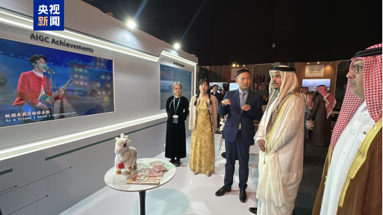 △卡塔尔奥委会媒体官哈马德参观总台展位