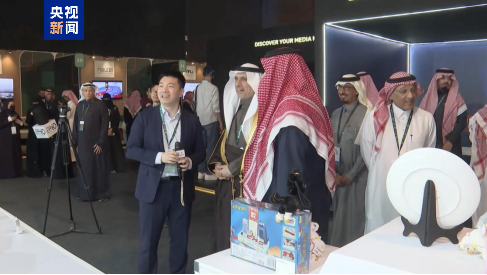 △沙特广播电视局首席执行官阿里·扎德（中）参观总台展位