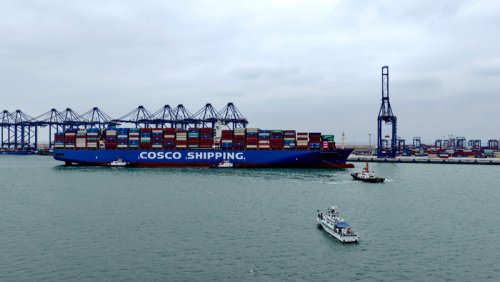 15万吨级大型集装箱船抵达洋浦港。洋浦海事局供图