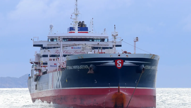 一悬挂美国国旗油轮遭多艘伊朗炮艇逼近