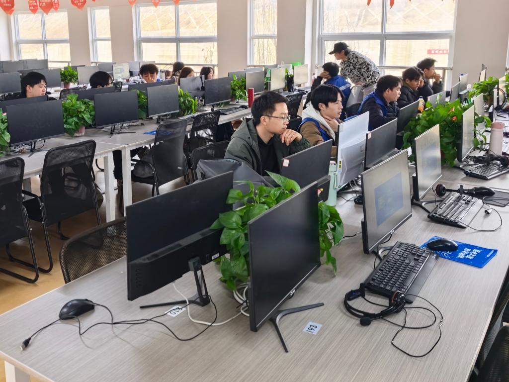   12月15日，南国数据标注孵化基地的标注员正在进行数据标注。新华社记者倪远诗 摄