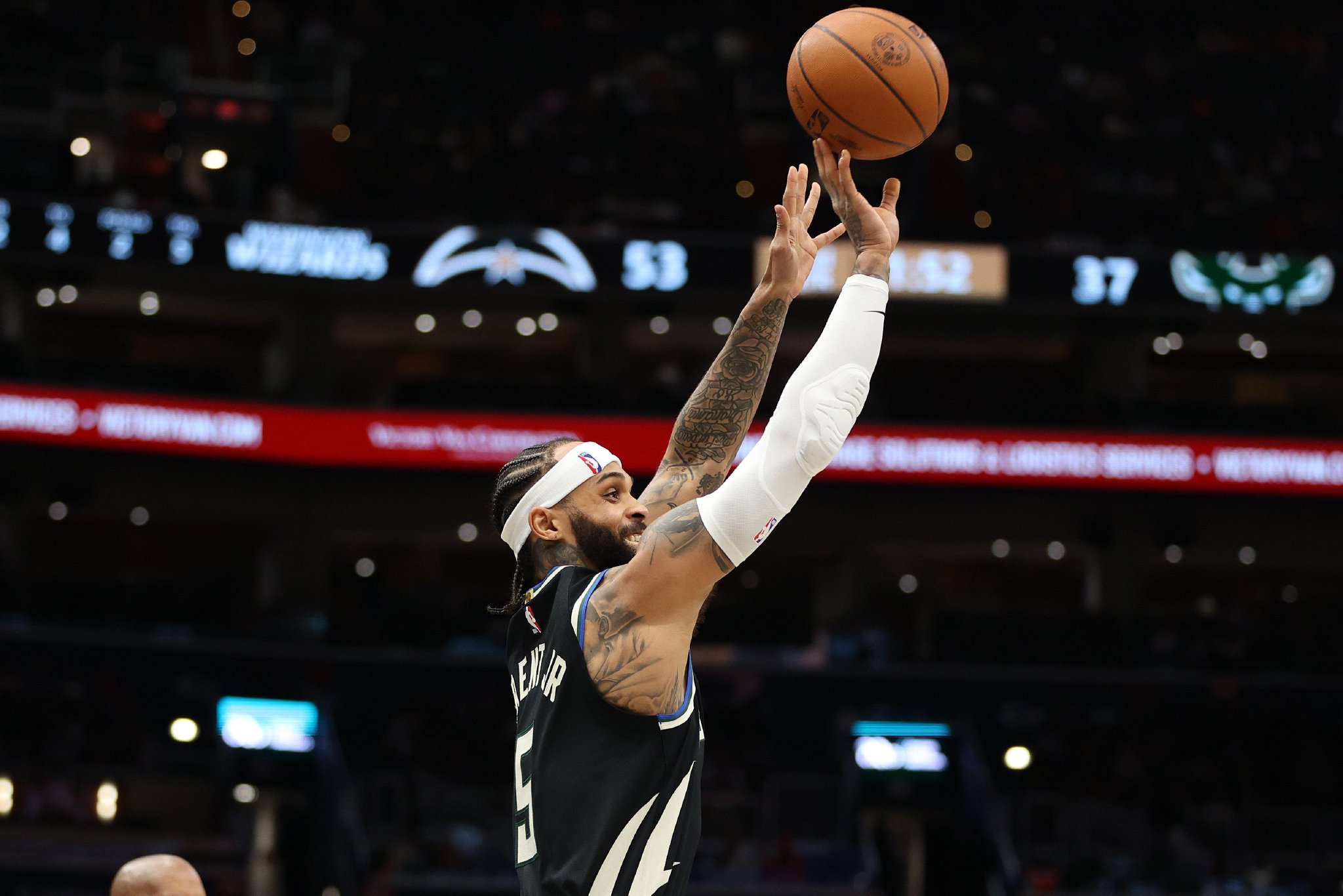 雄鹿全场三分38中23 命中数创造本赛季单场新高