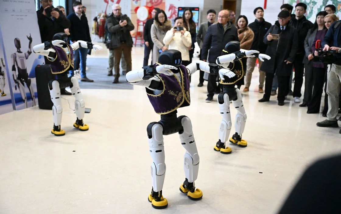 穿着塞尔维亚民俗服饰的Agibot机器人