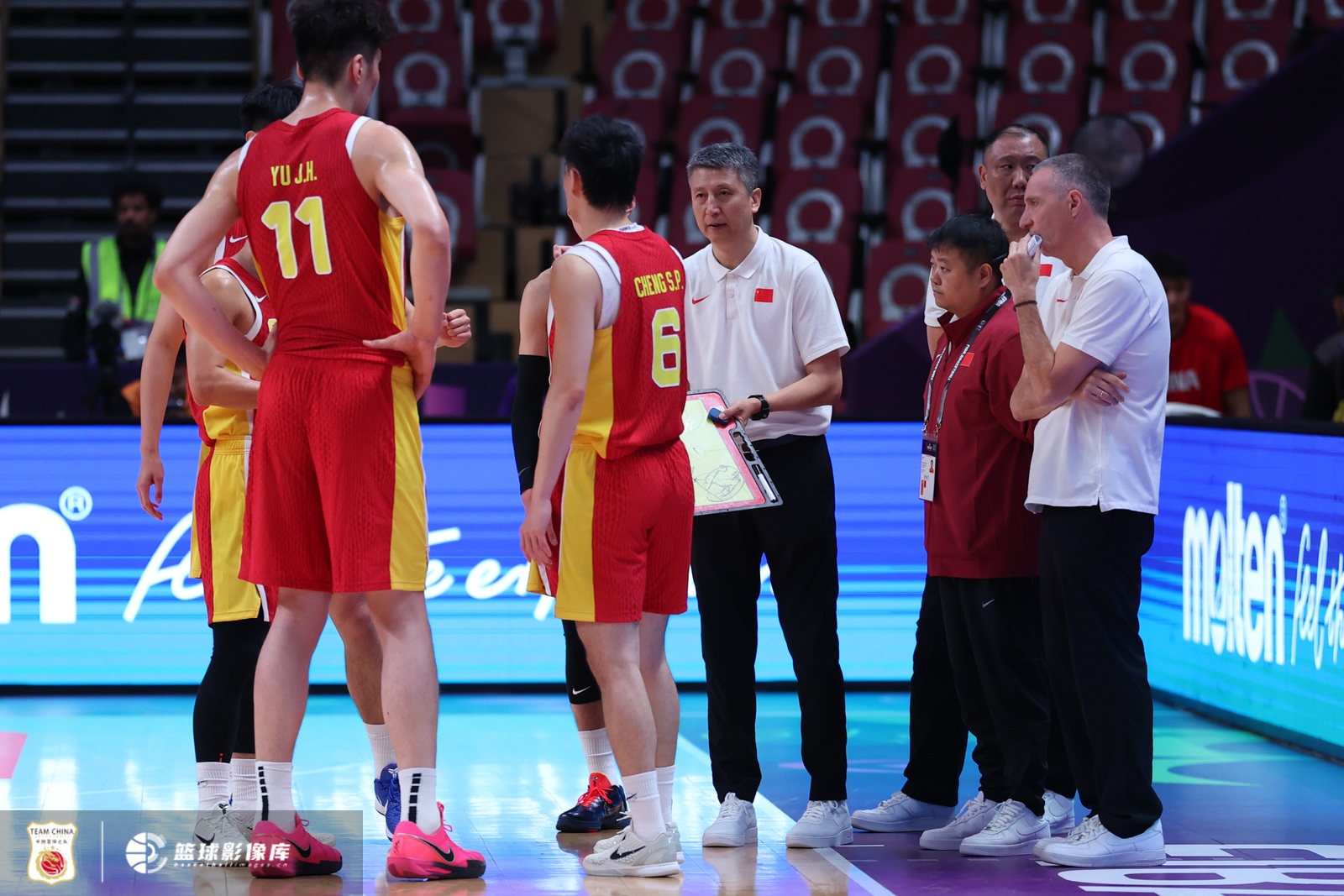 解说：这一期的中国男篮集训名单明显更加注重收集投射以及大体型