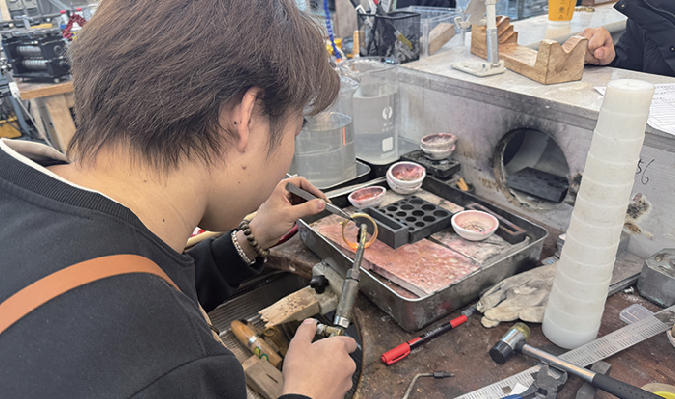 　　图为“打金”师父正在给手镯塑形。