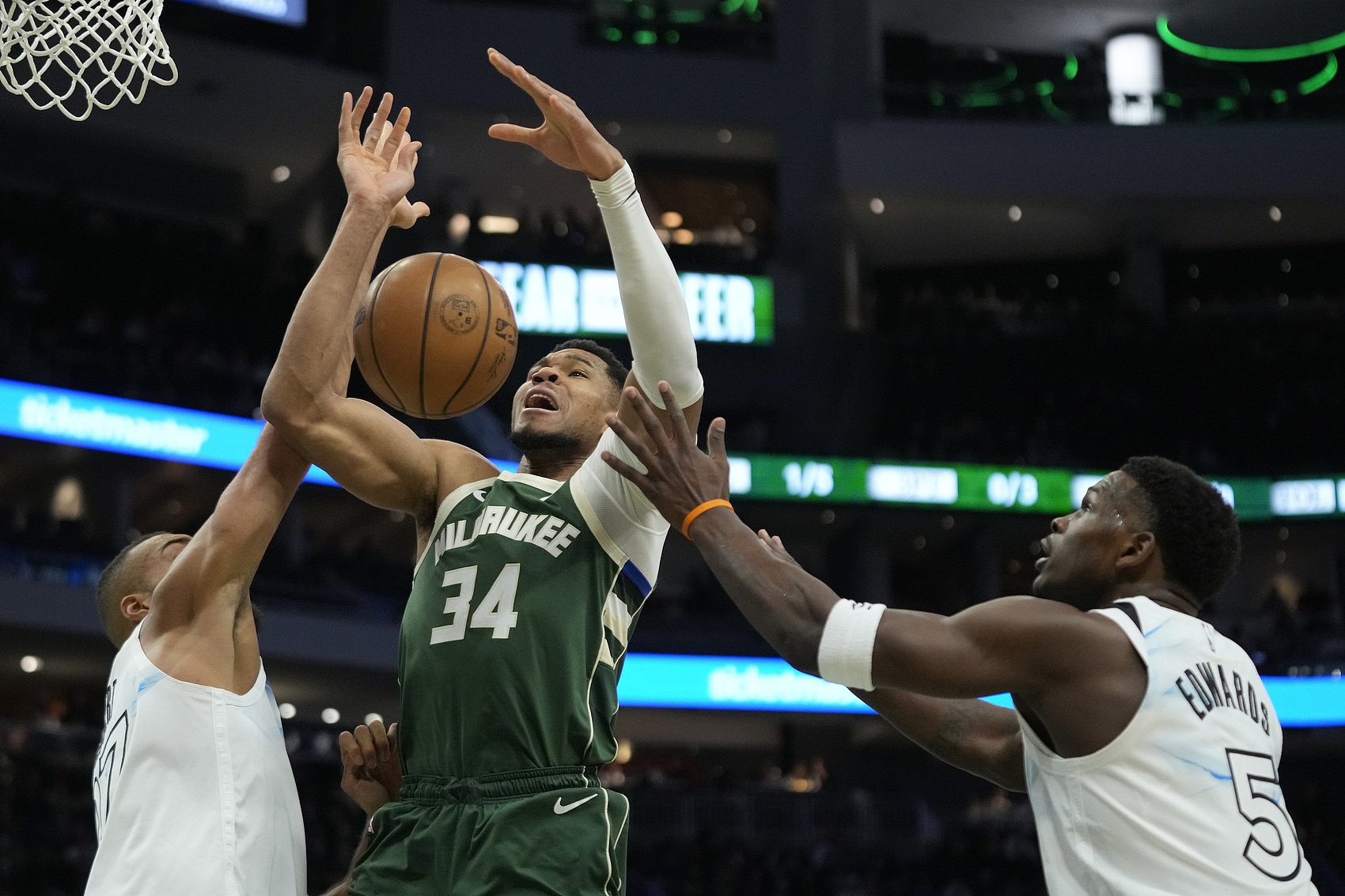 名记：多队力劝雄鹿不要交易字母 他们会在夏天提供更好的报价！