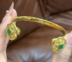 　　图为嵌入营救后的金饰。